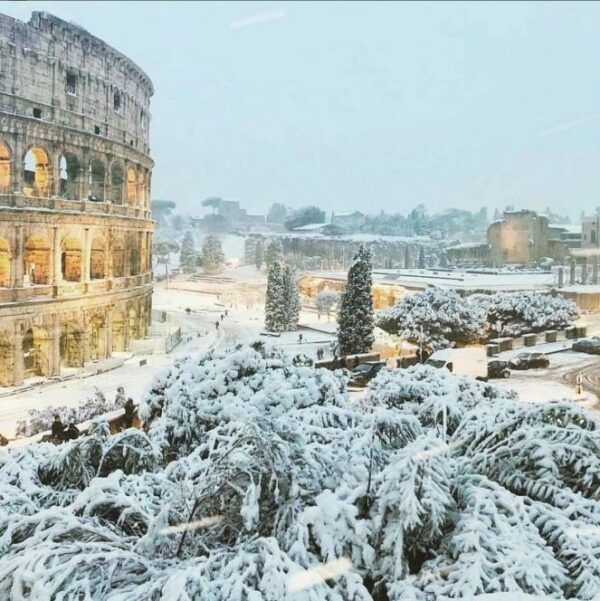 Roma, neve, caminetto e leggende passate